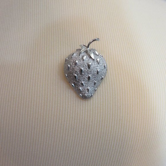 Sarah Coventry Silver-tone Strawberry Brooch - Picture 3 of 8